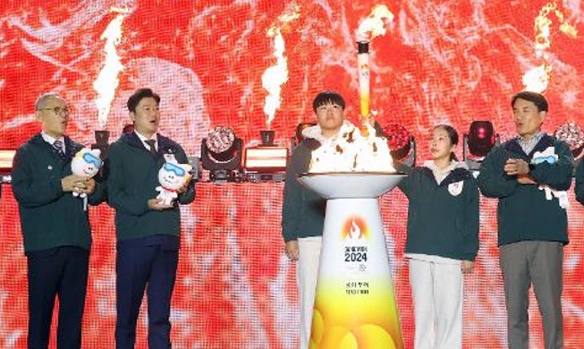Llega a Seúl la antorcha de las olimpiadas juveniles de Gangwon 2024