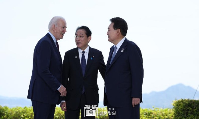 Yoon, Biden y Kishida celebrarán una cumbre trilateral en Camp David el próximo mes
