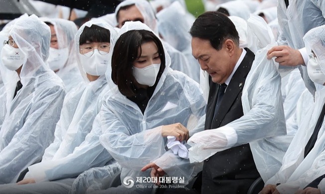 La primera dama asiste a la ceremonia del Día de los Caídos con el presidente Yoon