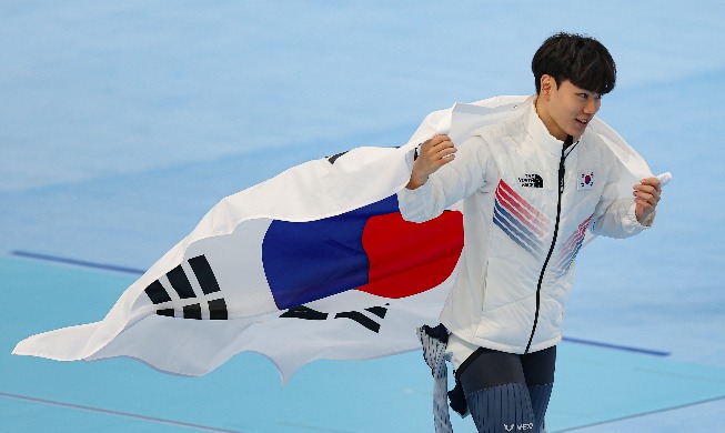 Presidente Moon felicita al atleta Kim Min-seok por su medalla de bronce en patinaje en Pekín 2022