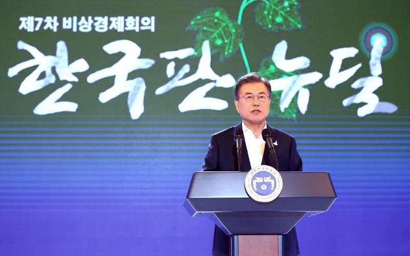 El presidente surcoreano, Moon Jae-in, pronuncia un discurso en un evento celebrado, el 14 de julio de 2020, en la oficina presidencial, Cheong Wa Dae, en Seúl, para dar a conocer los detalles de la versión surcoreana del proyecto 