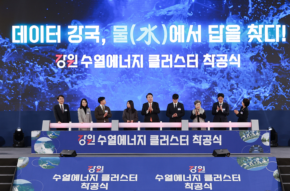 El 11 de marzo, el presidente Yoon Suk Yeol (centro) aplaude en la ceremonia de inauguración del 