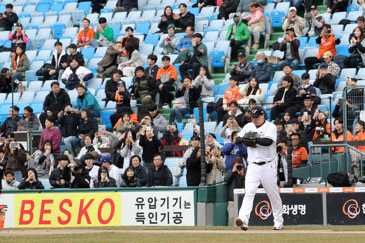 El 12 de marzo, los espectadores del partido de la Organización de Béisbol de Corea (KBO, por sus siglas en inglés) entre los Kia Tigers y Hanhwa Eagles toman fotos del lanzador zurdo Ryu Hyun-jin en el estadio Hanwha Life Eagles Park, ubicado en el distrito Jung-gu de la ciudad de Daejeon.