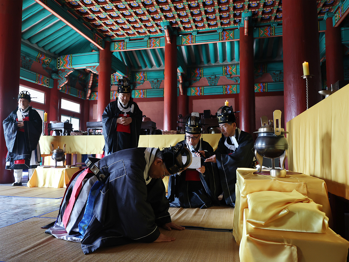 En la mañana del 14 de marzo, un oficiante realiza una ofrenda, conocida como Choheollye (primera reverencia), durante el Seokjeon Daeje, o Gran Ceremonia de Adoración de Confucio, celebrada en el Salón Bicheondang de la Academia Seonggyungwan, en el distrito de Jongno-gu, Seúl. 