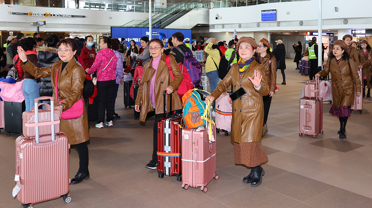 En la mañana del 15 de marzo, un grupo turístico de intercambio cultural chino arriba la Terminal Internacional de Pasajeros del Puerto de Incheon, ubicada en el distrito de Yeonsu-gu, de dicha ciudad. Conformado por aproximadamente 1.000 personas, este grupo de turistas visita Corea para participar en el evento 