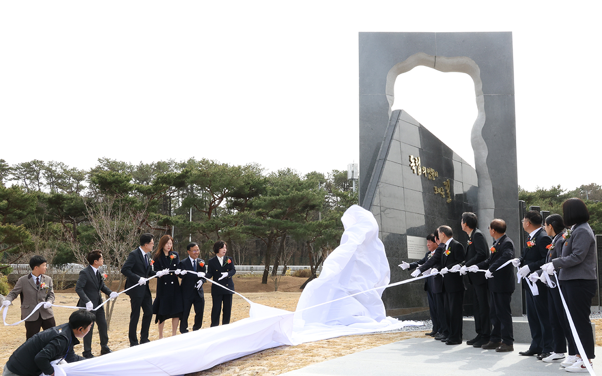 El 26 de marzo, la ministra de los Asuntos de Patriotas y Veteranos, Kang Jung-ai (sexta desde la izquierda), desvela un monumento que rinde homenaje a unos 7.000 independentistas, durante la ceremonia de inauguración, realizada en el Cementerio Nacional de Daejeon, ubicado en el distrito Yuseong-gu, en dicha ciudad.