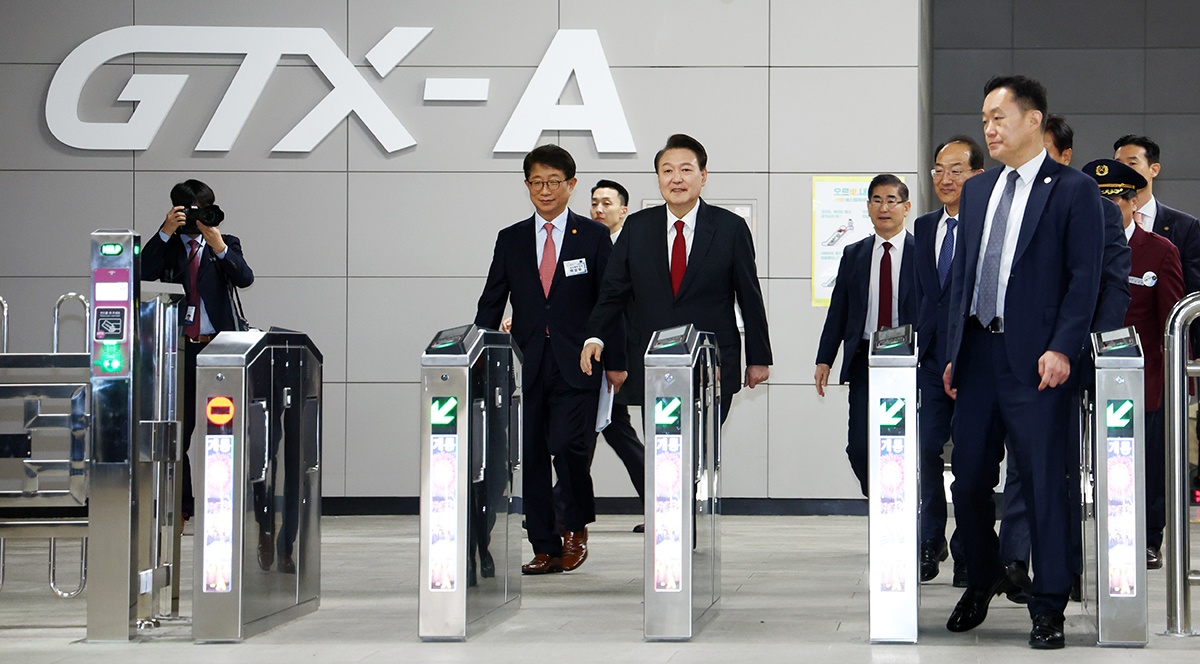 El 29 de marzo, el presidente Yoon Suk Yeol (tercero desde la izquierda) llega a la estación Dongtan de la ciudad de Hwaseong, en la provincia de Gyeonggi-do, después de haber completado la prueba de manejo de la línea GTX-A, que conectará la estación de Suseo en el distrito de Gangnam, en Seúl.