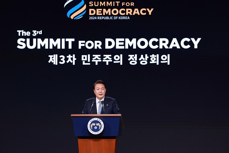 El presidente Yoon Suk Yeol pronuncia un discurso de bienvenida durante la ceremonia de apertura de la 3ª Cumbre por la Democracia, el 18 de marzo, en el Hotel Shilla en el distrito de Jung-gu en Seúl. | Agencia de Noticias Yonhap