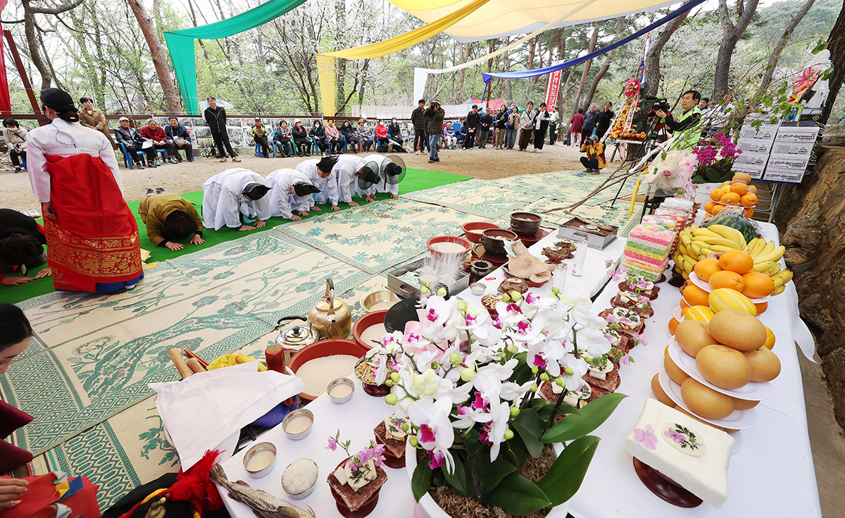 En la mañana del 11 de abril, se lleva a cabo el ritual conocido como Samgaksan Dodangje, designado como Bien Cultural Inmaterial nro. 42 de Seúl, en el barrio de Wui-dong del distrito de Gangbuk-gu, en Seúl. El Samgaksan Dodangje es un antiguo ritual comunitario que se celebra en un barrio cerca de la montaña Samgaksan, también conocida como Bukhansan, donde se reza por el bienestar de la comunidad, una buena cosecha, la reproducción del ganado y la armonía en el pueblo
