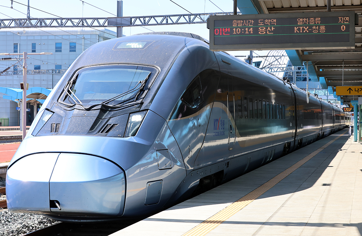 El 25 de abril, un tren de prueba KTX-Cheongryong con destino a la Estación Yongsan, en el distrito Yongsan-gu, en Seúl, espera la señal de salida en la Estación Gwangju Songjeong, en el distrito Gwangsan-gu, en Gwangju. Desarrollado con tecnología nacional, el tren bala de 3ª generación es el más rápido del país, ya que puede viajar a una velocidad máxima de 320 kilómetros por hora, y tiene un 35 por ciento más de capacidad de asientos.