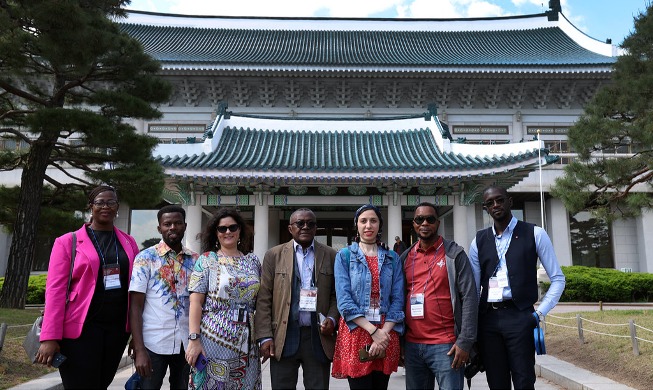 Unos periodistas africanos exploran la cultura coreana en visita previa a la cumbre Corea-África