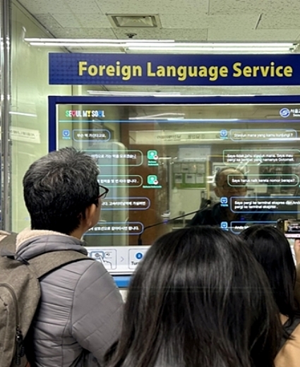 El sistema de interpretación simultánea por IA se expande a 11 estaciones de metro