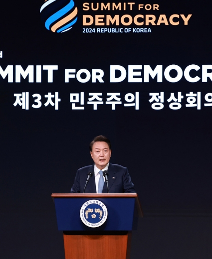 Yoon destaca el uso de las nuevas tecnologías para salvaguardar y ampliar la democracia