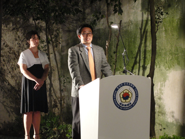 El Director Yi Chongyul brinda su discurso, acompañado por la Arq. Andrea Arosa, profesora adjunta de la cátedra del Taller de Dibujo.