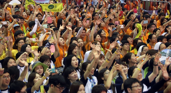 15일 충남 당진시 솔뫼성지에서 열린 제6회 아시아가톨릭청년대회 참가자들을 만나 강론을 하는 교황과 환호하는 청년 신자들.(사진 문화체육관광부) 