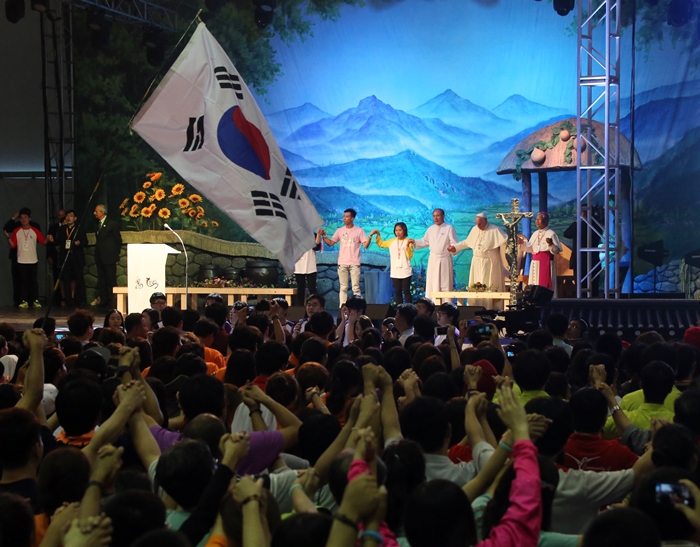 15일 프란치스코 교황이 제6회 아시아가톨릭청년대회 참가자들을 만나 축복을 내리고 함께 어울려 노래를 부르고 있다. (사진 문화체육관광부)