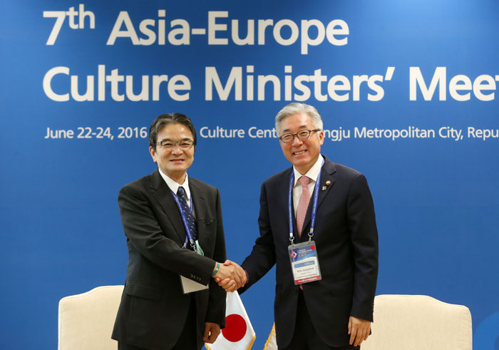 Japanese Commissioner for Cultural Affairs Ryohei Miyata (left) and Minister of Culture, Sports and Tourism Kim Jongdeok discuss cooperation measures on June 23 in Gwangju.