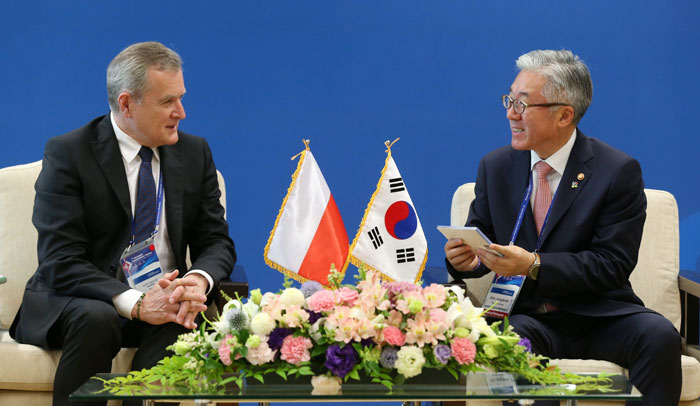 Polish Deputy Prime Minister and Minister for Culture & National Heritage Piotr Gliński (left) and Minister of Culture, Sports and Tourism Kim Jongdeok hold a meeting on June 23 in Gwangju.