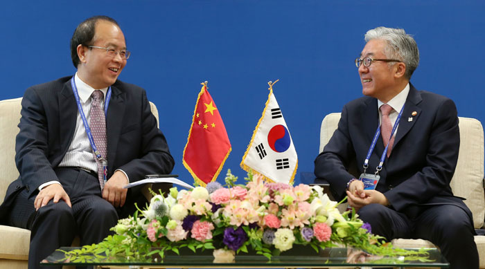 Chinese Ministry of Culture Ding Wei (left) and Minister of Culture, Sports and Tourism Kim Jongdeok hold talks on June 23 in Gwangju.