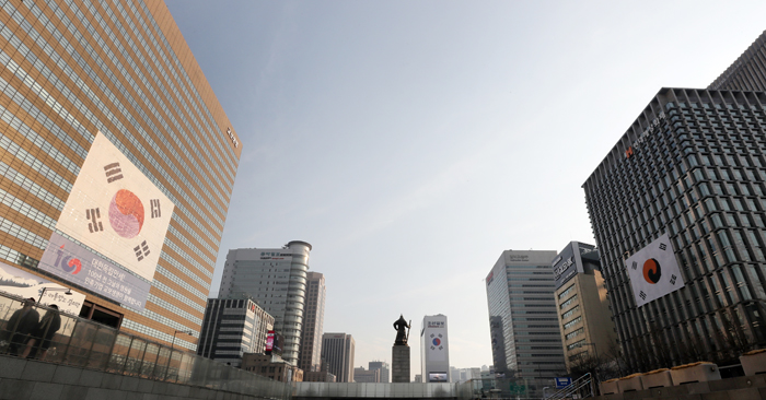 Las banderas hechas durante varias etapas del Movimiento por la Independencia del Primero de Marzo en 1919 están colgadas en edificios frente a la plaza Gwanghwamun en el centro de Seúl el 27 de febrero. Las dos banderas que se muestran aquí enfrentadas se usaron en 1919 durante el movimiento.