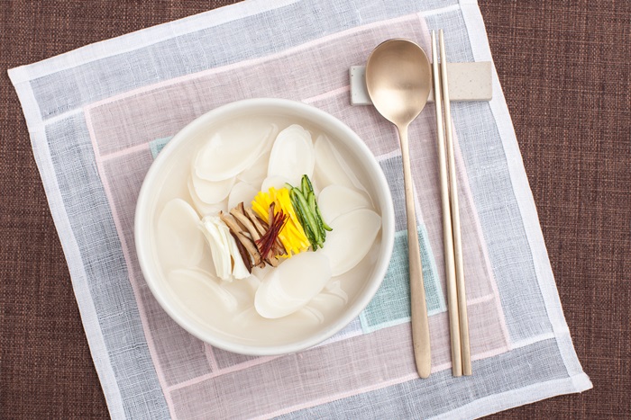 El plato típico de año nuevo, Tteokguk. l Organización de Turismo de Corea