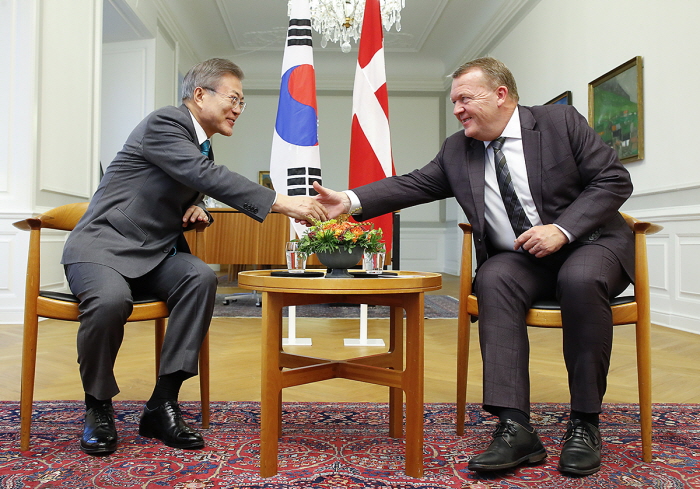 El presidente Moon Jae-in (izda.) y el primer ministro danés, Lars Løkke Rasmussen, acordaron designar 2019 como el "Año Cultural" en ambos países en una cumbre celebrada en el Palacio de Christiansborg en Copenhague el 20 de octubre de 2018. | Cheong Wa Dae