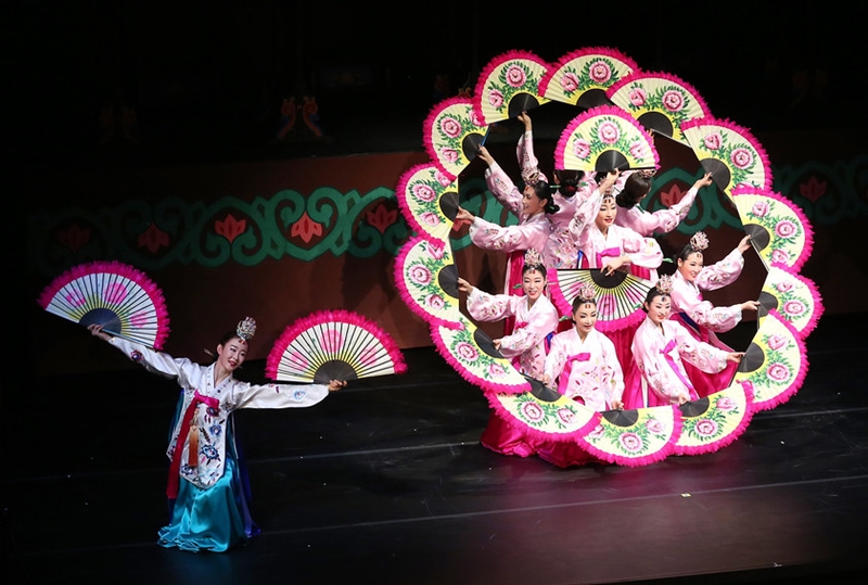 Las bailarinas vestidas de Hanbok, vestimenta tradicional, de la Compañía Nacional de Danza de Corea presentan “Fantasía coreana”, una actuación de baile tradicional con abanico en Berna, Suiza, el 19 de enero de 2014. | Korea.net