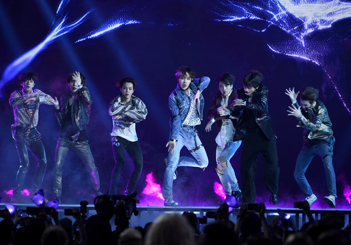 BTS presenta "Fake Love" en Billboard Music Awards 2018 en el MGM Grand Garden Arena el 20 de mayo de 2018 en Las Vegas, EE.UU. | Yonhap News