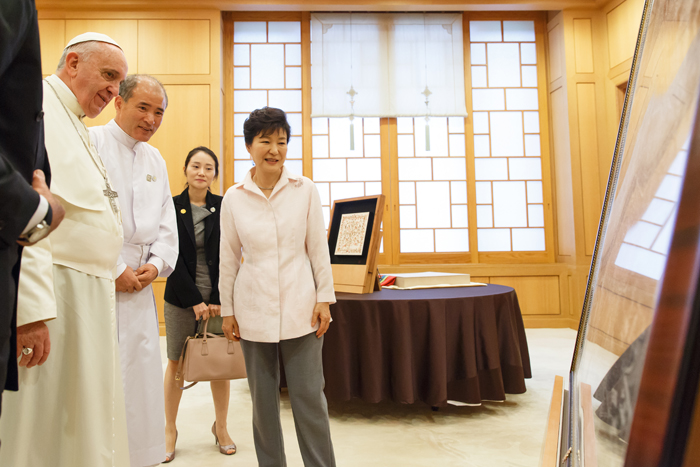 14일 박근혜 대통령과 프란치스코 교황이 청와대에서 양측이 교환한 선물을 바라보고 있다.(사진 청와대)