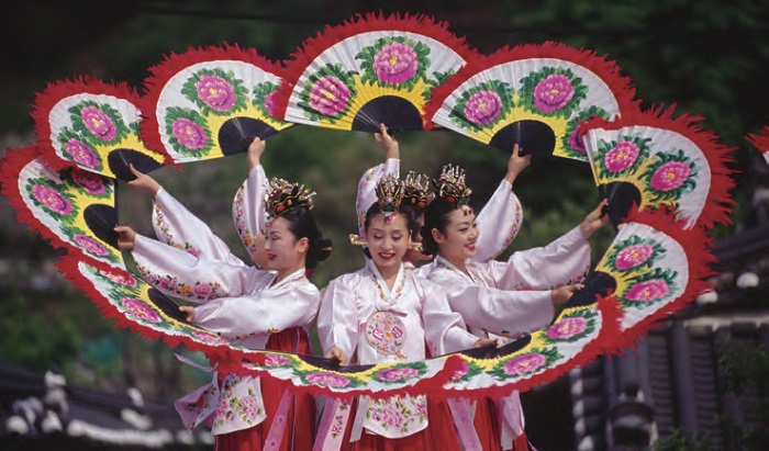 <b>Buchaechum (Danza de abanicos).</b> Un tipo tradicional de danza coreana normalmente llevada a cabo por grupos de mujeres luciendo vestidos tradicionales y trazando diversas figuras con abanicos floreados.