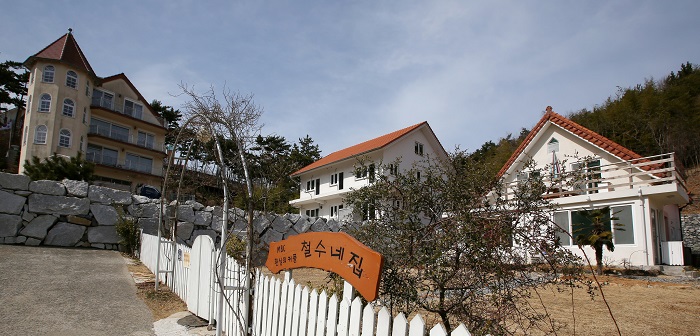 약 30채의 독일식 주택이 모여 있는 독일마을에서 ‘철수네집’은 MBC드라마 ‘환상의커플’의 촬영지로 알려져 관광객이 꼭 들러보는 곳이다.