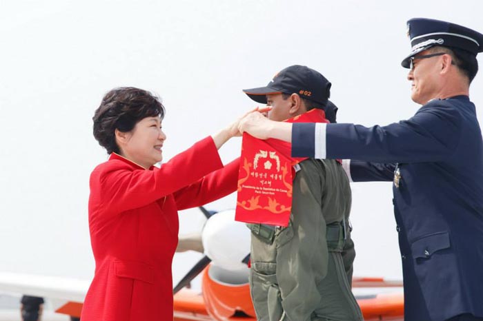 21일 박근혜 대통령은 조종사 10명에게 수도 리마의 라스팔마스 공군기지 민간항공학교에서 공군 조종사의 상징인 '빨간 마후라'를 수여했다. 