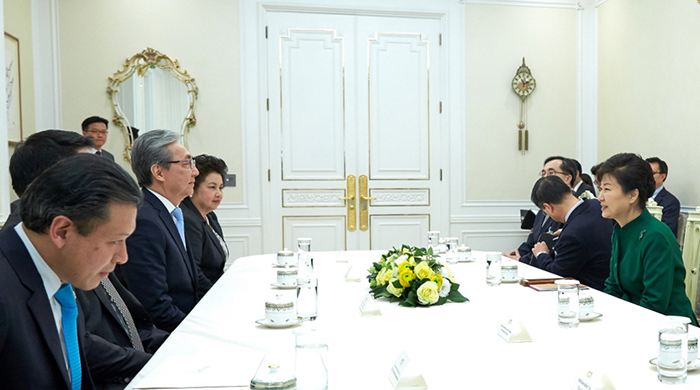 President Park Geun-hye and Thai Deputy Prime Minister Somkid Jatusripitak discuss economic cooperation between Korea and Thailand.