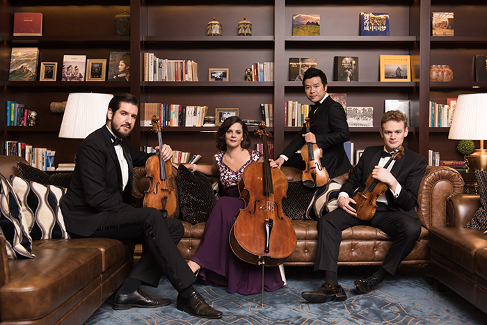El Cuarteto Stradivari, con sede en Zúrich, Suiza, está integrado por cuatro músicos ejecutantes de cuatro instrumentos Stradivarius en perfecta armonía. Está formado -a partir de la izquierda- por el violista Lech Antonio Uszynski, la cellista Maja Weber y los violinistas Xiaoming Wang y Sebastian Bohre.