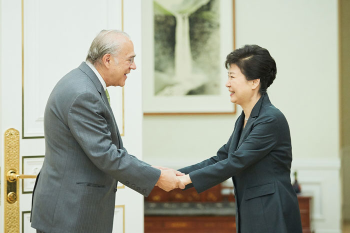 OECD Secretary-General Jose Angel Gurria (left) is greeted by President Park Geun-hye at Cheong Wa Dae on Oct. 26.