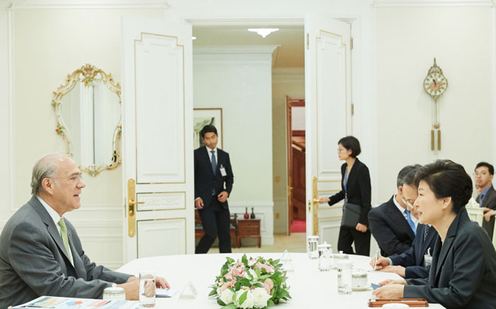 OECD Secretary-General Jose Angel Gurria (left) and President Park Geun-hye talk about ways to strengthen cooperation between Korea and the OECD, at Cheong Wa Dae on Oct. 26.