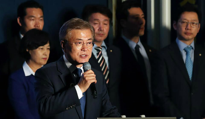더불어민주당 문재인 대선후보가 9일 오후 서울 종로구 광화문 광장에서 대국민 메시지를 발표하고 있다.