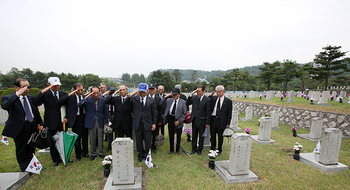 현충일을 하루 앞둔 지난 2015년 6월 5일 국립서울현충원을 찾은 한국전쟁 참전용사들이 전우의 묘를 찾아 참배를 하고 있다. ‘호국보훈의 달’인 6월 한달 동안 한국에서는 다양한 기념행사들이 이어진다. 코리아넷DB