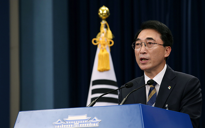 박수현 대변인이 27일 청와대 춘추관 대브리핑실에서 문재인 대통령의 독일 방문 및 G20정상회의 참석에 대한 브리핑을 하고 있다. 전한 기자
