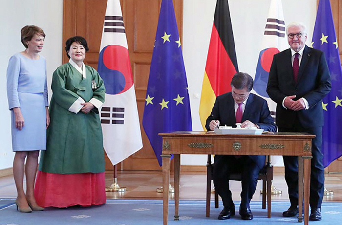 문재인 대통령이 5일 베를린 대통령궁을 찾아 방명록을 적고 있다. 사진 왼쪽에서부터 엘케 뷔덴벤더 슈타인마이어 여사, 김정숙 여사, 문 대통령, 프랑크발터 슈타인마이어 독일 대통령.