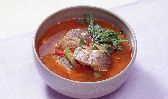민어는 여름에 맛볼 수 있는 대표적인 보양식이다. 사진은 민어를 쇠고기, 무와 함께 끓여낸 ‘민어감정.’