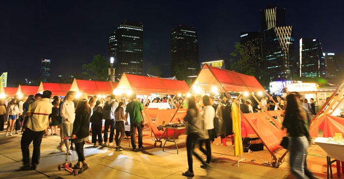 서울시는 30일 여의도 한강공원와 반포 한강공원, 동대문 디자인프라자를 시작으로 31일 청계천과 문화비축기지에 ‘서울 밤도깨비 야시장’을 개장해 올해 10월 말까지 운영한다고 밝혔다. 사진은 지난해 서울 여의도 한강공원에서 열린 ‘서울 밤도깨비 야시장’의 풍경.