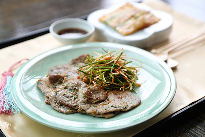 윤숙자 한국전통음식연구소장은 ‘2007 남북정상회담’ 남측 답례만찬에서 ‘팔도 대장금’을 주제로 팔도의 식재료를 이용한 음식을 선보였다. 당시 답례만찬 메뉴인 돼지 맥적구이와 김치누름적.