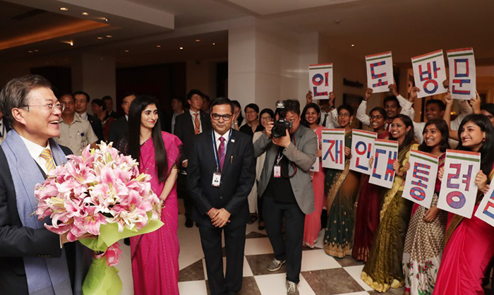 인도를 국빈방문중인 문재인 대통령이 8일 인도 뉴델리의 숙소에서 세종학당 학생들의 환영을 받고 있다. 청와대.