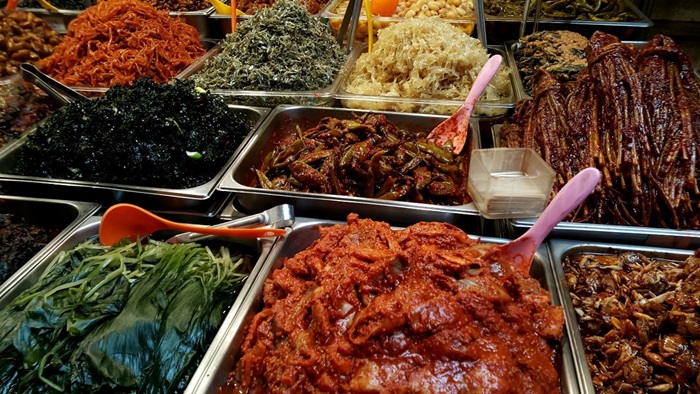 Puesto de platos de acompañamiento típicos coreanos.