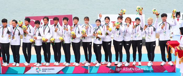 25일(현지시간) 인도네시아 팔렘방 조정•카누경기장에서 열린 카누 용선 여자 200m 시상식에서 동메달을 획득한 남북단일팀 선수들이 메달을 목에 걸고 환호하고 있다. 연합뉴스