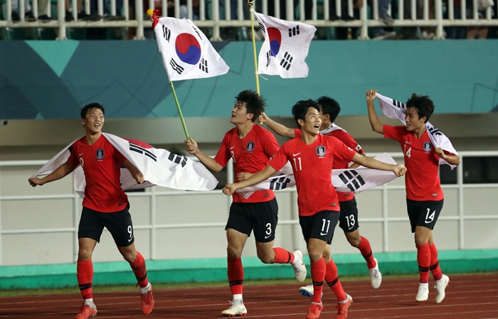 1일 오후(현지시간) 인도네시아 자와바랏주 보고르 치비농의 파칸사리 스타디움에서 열린 2018 자카르타-팔렘방 아시안게임 남자축구 결승전에서 일본을 2-1로 꺾고 우승을 차지한 한국 대표팀이 태극기를 들고 환호하고 있다. 연합뉴스