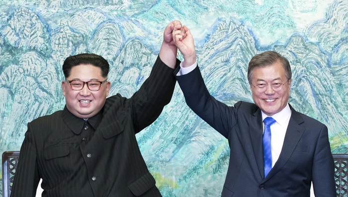 4월 27일 판문점 평화의 집에서 열린 1차 남북정상회담에서 만난 문재인 대통령과 김정은 국무위원장이 손을 잡고 환하게 웃고 있다. 남북정상회담준비위원회