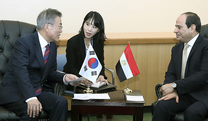 El presidente Moon Jae-in (izda.) y el presidente egipcio Abdel Fattah el-Sisi sostienen conversaciones bilaterales en la sede de la ONU en Nueva York el 26 de septiembre.
