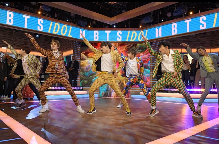 El grupo de música popular coreana BTS presenta su nueva canción “IDOL” en el programa de televisión estadounidense del canal ABC, “Good Morning America”, el 26 de septiembre (hora local) | Captura del Twitter de GMA